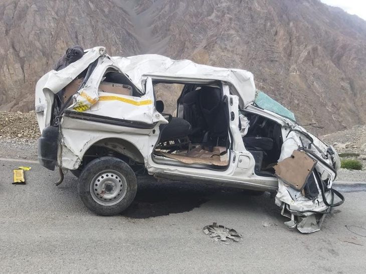 6 killed, several injured in road accident in Ladakh | लद्दाख में कार पर पत्थर गिरा, 6 की मौत: सेना ने हेलिकॉप्टर से एयरलिफ्ट कर लेह भेजा था; मनाली-लेह हाईवे पर हादसा