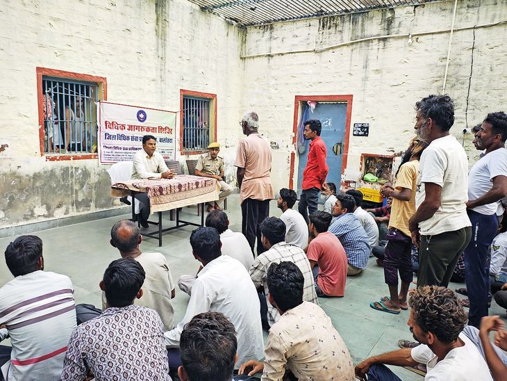conducted a surprise inspection of the sub-jail | उपकारागृह का औचक ...