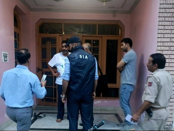 Kashmiri Pandit Killing; Jammu Kashmir SIA Police Raid Update | Srinagar | जम्मू-कश्मीर में SIA की 8 जगह छापेमारी: इनमें यासीन मलिक का घर भी शामिल; कश्मीरी पंडित सरला भट की हत्या से जुड़ा 35 साल पुराना मामला