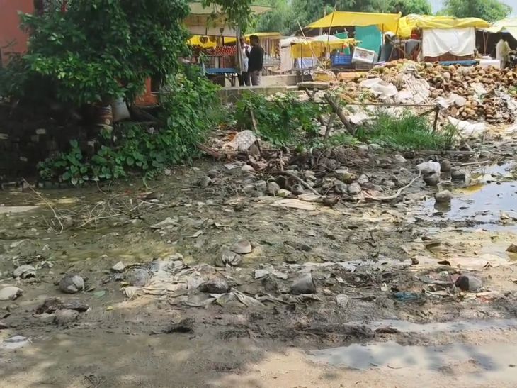 Garbage heap behind Hanuman temple in Suriyawan