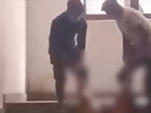In Bettiah GMCH, workers dragged the body up the stairs, VIDEO | बिहार-बेतिया के अस्पताल में शव को सीढ़ियों पर घसीटा, VIDEO: स्ट्रैचर नहीं, दोनों पैर पकड़कर मॉर्चुरी तक ले गए, 4 दिन से लापता थे रिटार्यड कर्मी – Bettiah (West Champaran) News