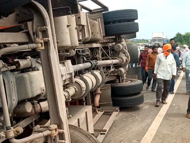 A truck loaded with tomatoes overturned on NH-46 in Shivpuri