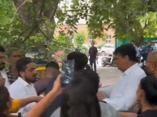 Supreme Court Lawyer Dog Lovers Fight Video | Delhi NCR | सुप्रीम कोर्ट के बाहर वकील ने डॉग लवर को पीटा: दिल्ली-NCR में आवारा कुत्तों पर लगे प्रतिबंध के खिलाफ प्रदर्शन करने पहुंचा था