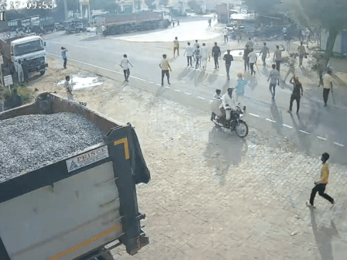 Haryana Nuh Mewat Violent Clash Photos | नूंह में टकराव की CCTV फुटेज सामने आई: हाथों में डंडे लेकर आगे बढ़ी भीड़, दुकान का सामान निकालकर सड़क पर फेंका – Nuh News