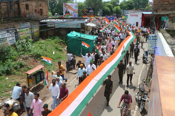 One kilometer long tricolor yatra taken out in Datia | एक किमी लंबी ...