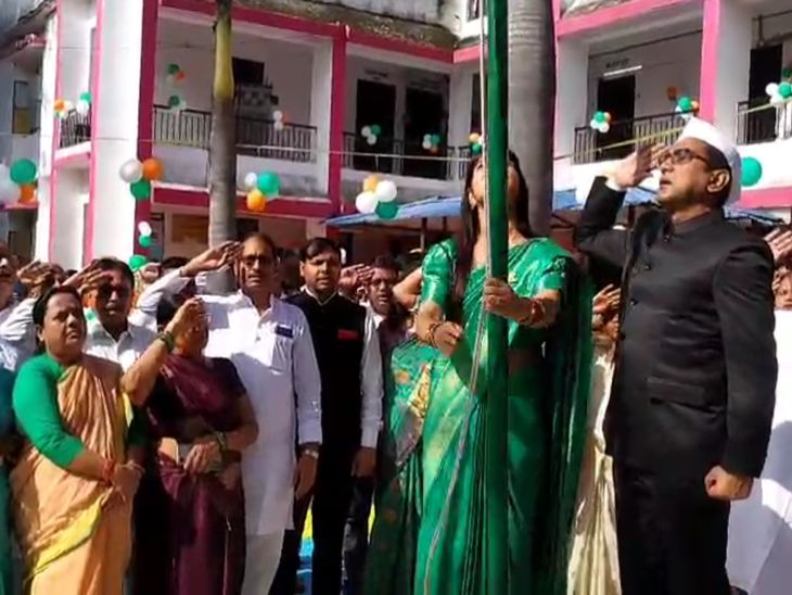 SDO hoisted the tricolor in Rajgir subdivision office | राजगीर अनुमंडल ...