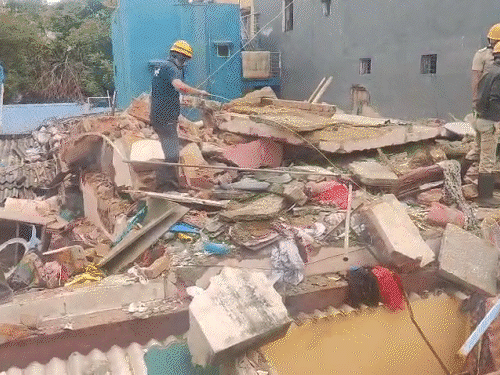 Cylinder blast in Bangalore; Minor Died In Blast; Bengaluru news | बेंगलुरु में सिलेंडर ब्लास्ट, बच्चे की मौत: 12 लोग घायल; धमाके में 8 से 10 घर ढहे, कई घरों की एस्बेस्टस की छतें गिरीं