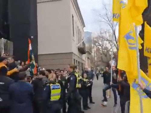 Khalistani supporters prevented hoisting of Indian flag in Australia VIDEO | ऑस्ट्रेलिया में खालिस्तानी समर्थकों ने तिरंगा फहराने से रोका VIDEO: भारतीय दूतावास के बाहर स्वतंत्रता दिवस मना रहे लोगों को धमकाया