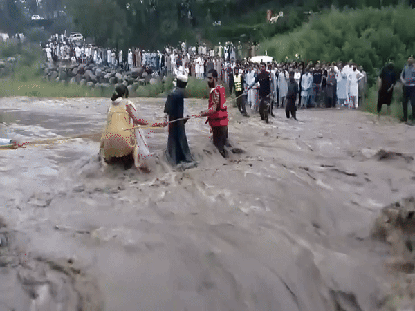 Pakistan flash floods Khyber Pakhtunkhwa around 200 people killed | पाकिस्तान में बाढ़ से 24 घंटे में 189 मौतें: रेस्क्यू के दौरान हेलिकॉप्टर क्रैश, दो पायलट समेत 5 की मौत