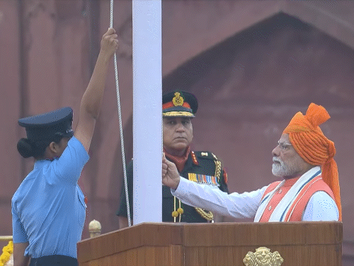 Independence Day LIVE | PM Narendra Modi Swatantrata Diwas 2025 Red Fort Speech Photos Video Update Pakistan | 79वां स्वतंत्रता दिवस, 10 मूमेंट्स: फ्लाइंग ऑफिसर रशिका शर्मा की मौजूदगी, MI-17 हेलिकॉप्टर पर Operation Sindoor का झंडा; लालकिले की भव्यता