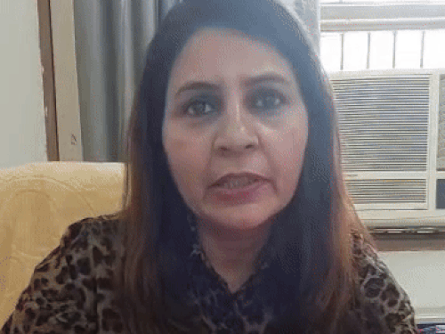 Haryana Rohtak International Hockey Player Sunita Khatri Story | बैकवर्ड गांव से इंटरनेशल हॉकी प्लेयर बनने की कहानी: सूट-सलवार में खेलीं, ट्रेनिंग कैंप में पहली बार जुराब-जूते पहने; मेडल ने जमाने की बदली सोच – Rohtak News