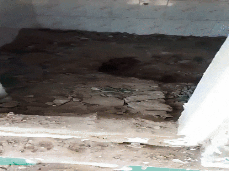 In Rewa, the shrine was vandalized, a religious flag was hoisted on the dome | रीवा में मजार में तोड़फोड़, धार्मिक झंडा फहराया: 200 मीटर की दूरी पर मंदिर-मस्जिद दोनों; तनाव का माहौल, पुलिस तैनात – Rewa News