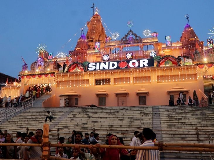 आज देशभर में श्रीकृष्ण जन्माष्टमी, वृंदावन में 10 लाख भक्त:मथुरा में सोने से बनाए गए ठाकुर जी के वस्त्र; ऑपरेशन सिंदूर की थीम पर सजा मंदिर- INA NEWS