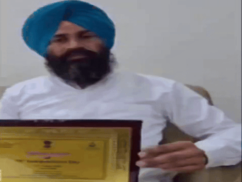 Sikh Sarpanch Prevented Entering Red Fort ; Reason Sikh Kakkar Kirpan Independence Day Celebration | Delhi | पंजाब से आए सरपंच को लाल किले में एंट्री नहीं: स्वतंत्रता दिवस पर दिल्ली बुलाया, सुरक्षाकर्मियों ने किरपान के चलते गेट पर रोका – Amritsar News
