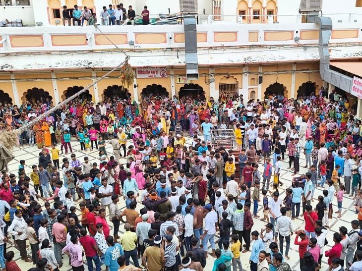 Dahi Matki Festival on Janmashtami at Ramraja Temple, Orchha | ओरछा के ...