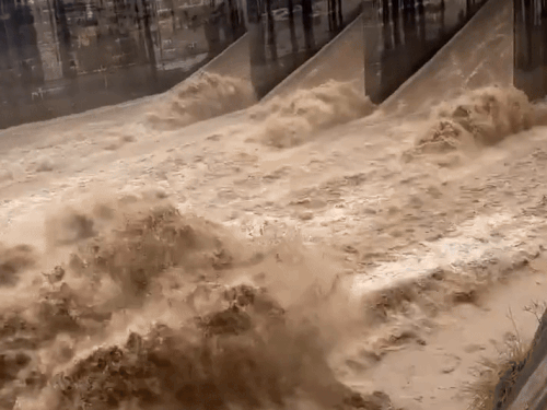 यमुना का जलस्तर पहली बार 1लाख क्यूसेक पार:बैराज के सभी गेट खोले, सायरन बजा, दिल्ली तक अलर्ट; सोमनदी का बांध टूटा, पानी ओवरफ्लो- INA NEWS