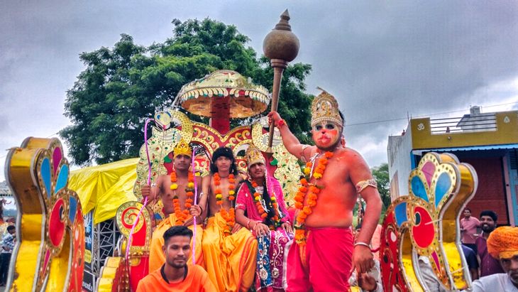 The royal procession was taken out in the pouring rain | बरसते पानी में ...