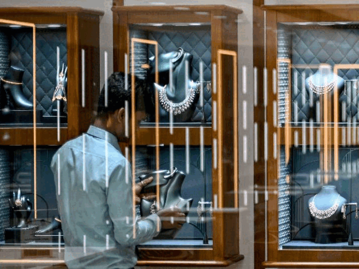 India Carpet Industry Crisis; Trump Tariff Impact | UP Bhadohi | 25% एक्स्ट्रा टैरिफ से कालीन-रत्न‎ जैसे इंडस्ट्री पर संकट: 25 लाख लोग गरीब हो सकते हैं, भारतीय रत्नों का 30% ग्लोबल ट्रेड भी खतरे में