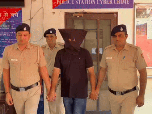 चंडीगढ़ में बॉस बनकर भेजा मैसेज, 1.3 करोड़ ठगे:  बोला- मीटिंग में हूं जल्द पैसे भेजो, आरोपी मुंबई से गिरफ्तार – Chandigarh News