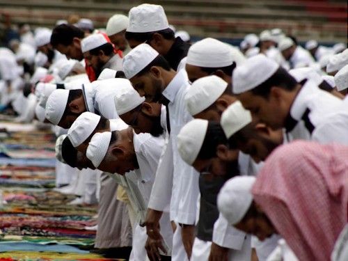 In Malaysia, if you forget to pray, you can be jailed for 2 years | मलेशिया में नमाज पढ़ना भूले तो 2 साल की जेल: 60 हजार जुर्माना भी लगेगा, तेरेंगानू राज्य के शरिया कानून में हुआ बदलाव