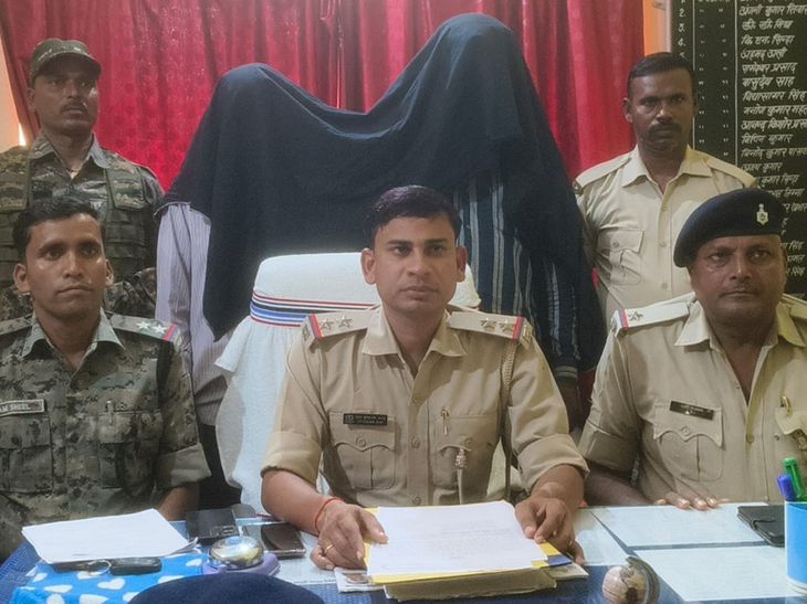 पलामू में हत्या के आरोप में पिता-पुत्र गिरफ्तार:  युवक की गला दबाकर की थी हत्या, सबूत मिटाने के लिए जंगल में जलाया था शव – Palamu News