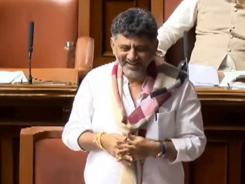 DK Shivakumar Viral Video; RSS BJP | Karnataka CM Controversy | डीके शिवकुमार ने विधानसभा में गाया नमस्ते सदा वत्सले मातृभूमे: VIDEO वायरल; लोग बोले- सिद्धारमैया को सीधी चेतावनी, कभी भी BJP जॉइन कर लेंगे