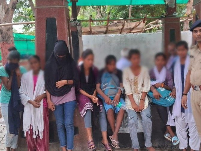 नालंदा से लापता 8 छात्राएं पटना में हुईं बरामद:  स्कूल के लिए घर से निकलीं थीं, राजगीर में टूरिस्ट गाड़ी में बैठते सीसीटीवी में दिखीं – Nalanda News