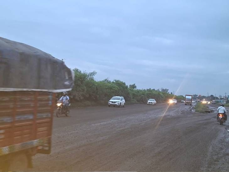 इंदौर : बायपास पर चलते कंटेनर से सामान चोरी, कंपनी ने ड्राइवर को…