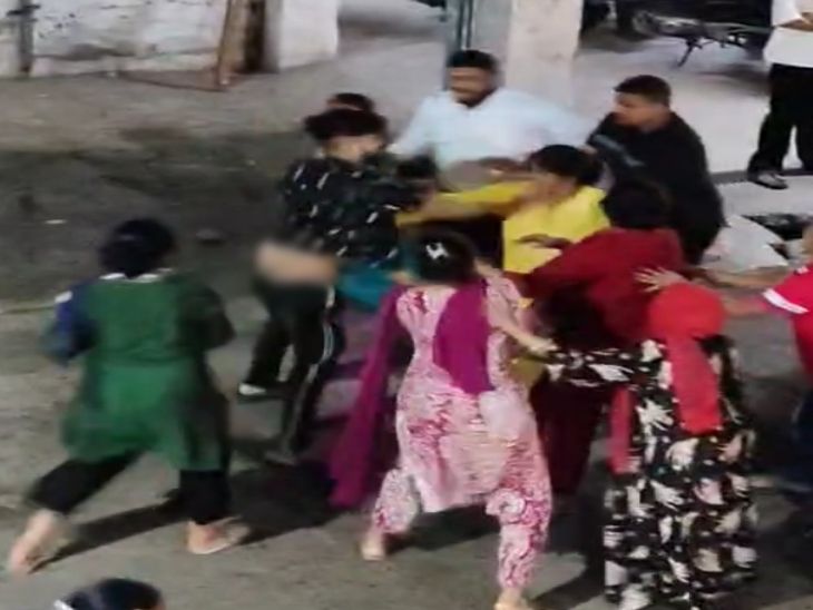 रायपुर में युवक का महिलाओं पर अटैक का नया VIDEO:  पुलिस के सामने मारपीट करते दिखाई दिया, गणेश पंडाल में साउंड बॉक्स को लेकर हुआ था विवाद – Raipur News