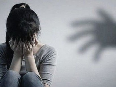 Obscene acts with women near school gate