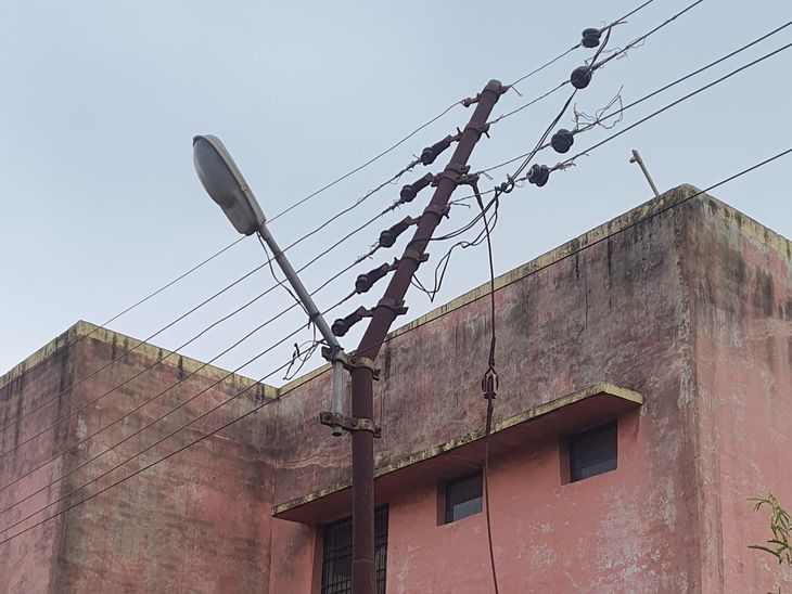 Broken electric pole is inviting a big accident