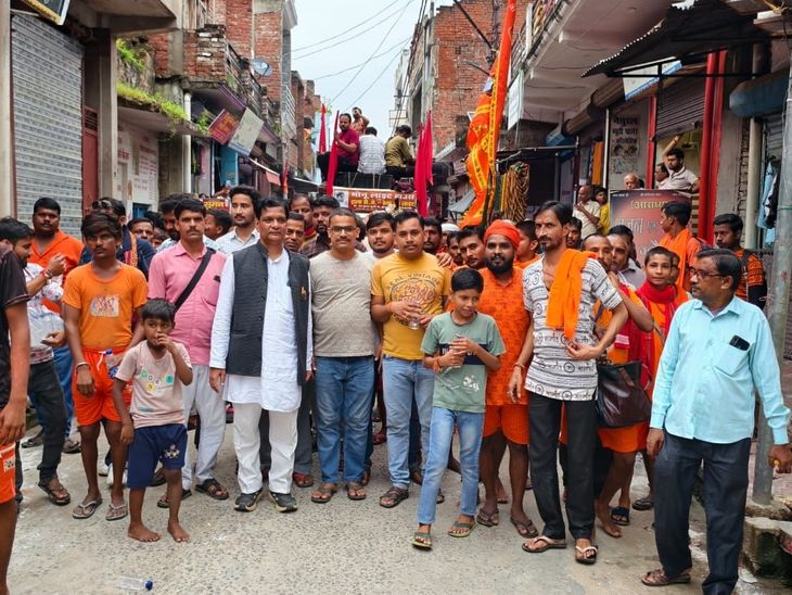 The 18th Kanwar Yatra started from Daneshwar temple to Dalmau Ganga ...