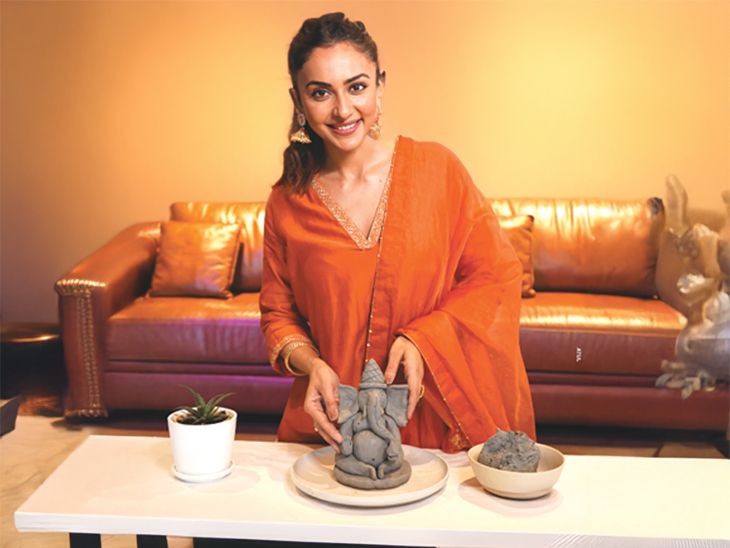 दैनिक भास्कर का ‘मिट्टी के गणेश’ अभियान:  एक्ट्रेस रकुल प्रीत के साथ सीखिए घर पर ही ‘मिट्टी के गणेश’ बनाना