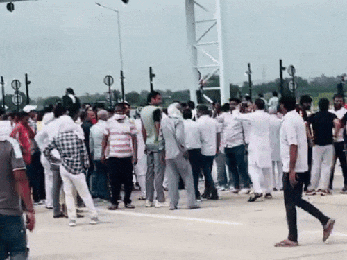 UER-2 के बक्करवाला टोल पर लोगों का हंगामा:एक दर्जन गांवों के लोगों ने महंगे टोल से छूट की मांग की, MLA ने मांगा एक हफ्ता वक्त- INA NEWS