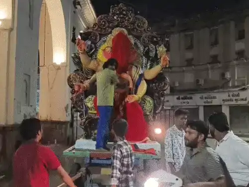 Tension in Vadodara after eggs were thrown at Ganesh idol | वडोदरा में गणेश प्रतिमा पर अंडे फेंकने से तनाव: पुलिस ने संदिग्धों को हिरासत में लिया गया, VHP ने कहा, पुलिस की मौजूदगी में हुई ये हरकत – Gujarat News