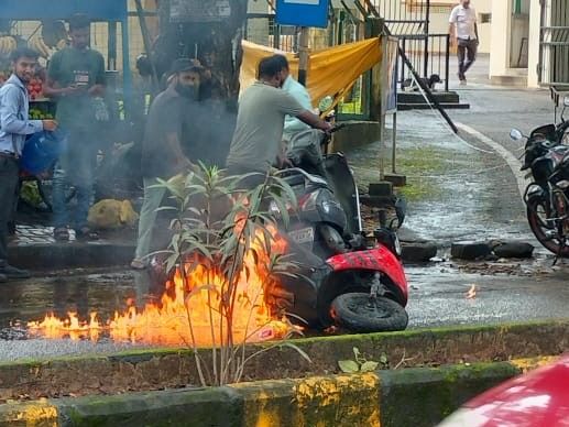 जमशेदपुर में स्कूटी में अचानक लगी आग:  अस्पताल के पास खड़ी स्कूटी में स्पार्क से लगी आग, पूरी तरह जलकर राख – Jamshedpur (East Singhbhum) News