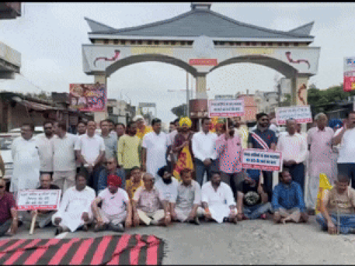 रूपनगर में हिमाचल सीमा पर टोल का विरोध:  लोगों ने रोड जाम की, बोले- पंजाब के लोगों से ज्यादा शुल्क लिया जा रहा – Ropar (Rupnagar) News