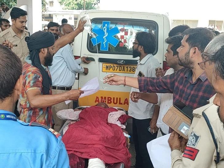 बेकाबू ट्रक ने स्कूटी को मारी टक्कर, ड्राइवर भागा:  मुरैना में 6 साल के बच्चे की मौके पर मौत; दंपती घायल, ग्वालियर रेफर – Morena News