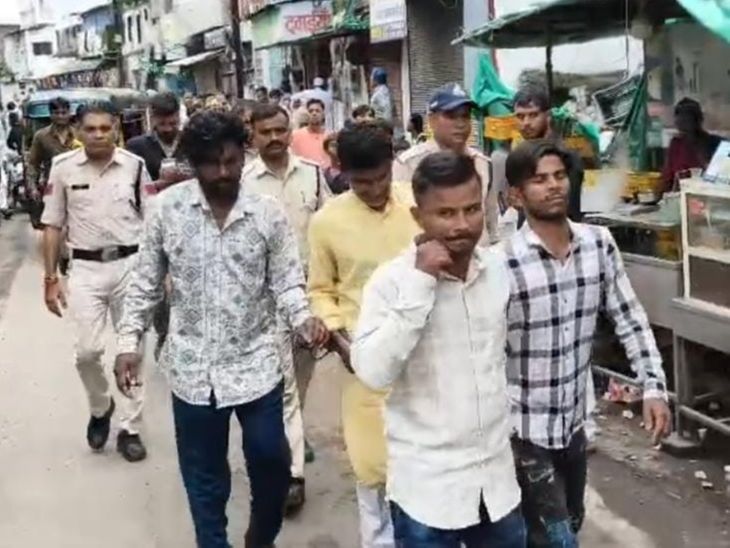 यूरिया खाद से शराब बनाकर बेचने वाला गिरोह पकड़ाया:  खंडवा में पुलिस ने चार आरोपियों का निकाला जुलूस, 60 लीटर जहरीली शराब भी जब्त – Khandwa News