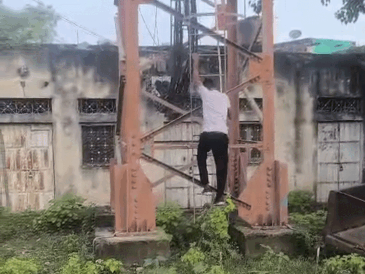 A young man climbed a mobile tower in front of the police station in Datia