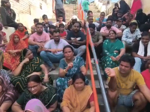 जयपुर में सार्वजनिक रास्ता बंद करने का विरोध:  होटल राज पैलेस के खिलाफ शिवशक्ति कॉलोनी के निवासियों का प्रदर्शन – Jaipur News