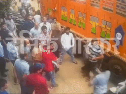 लुधियाना में फैक्ट्री के बाहर फायरिंग,VIDEO:  ट्रक से कूड़े का फेंका था ढेर, कारोबारी को धमकाया,आरोपी पिता-पुत्र गिरफ्तार – Ludhiana News