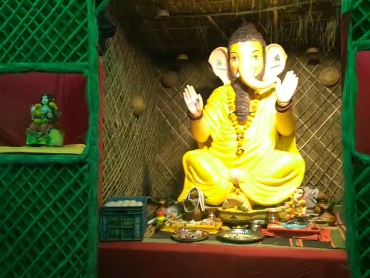 प्रेमानंद महाराज के स्वरूप में गणपति की प्रतिमा स्थापित की:  दमोह में न्यायाधीश के रूप में भी विराजे गणपति, कानून की किताबों से सजा पंडाल – Damoh News