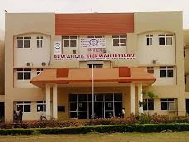 Indore IET hostel ragging: इंदौर DAVV के IET हॉस्टल में रैगिंग, जूनियर का मुंह कमोड में डालकर फ्लश चलाया, जांच में जुटी पुलिस 