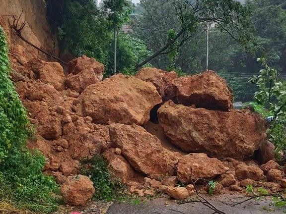 बिलासपुर में लैंडस्लाइड: सब्जी मंडी-रौड़ा सेक्टर मार्ग बाधित, नैना देवी मंदिर के रास्ते बंद