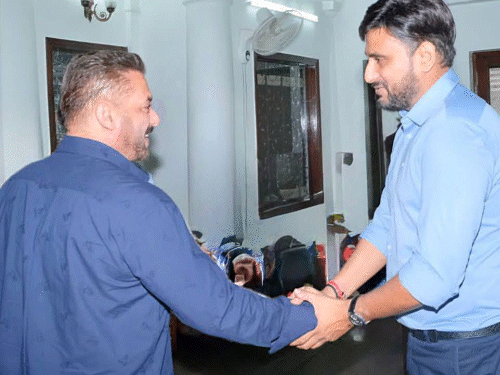 सलमान खान ने राजनाथ सिंह से मुलाकात की:दिल्ली में 45 मिनट तक बातचीत की, बेटे नीरज सिंह ने गेट पर रिसीव किया- INA NEWS