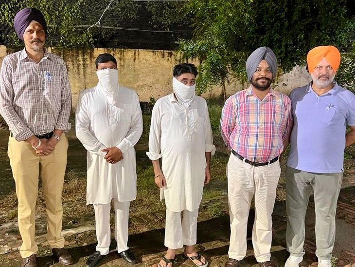 अमृतसर में पंचायती फंड में 24.69 लाख रुपए का गबन:  BDPO और पूर्व सरपंच गिरफ्तार, विकास कार्यों के पैसे हड़पे – Amritsar News
