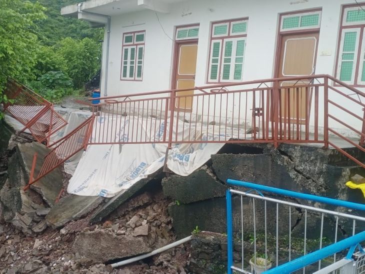 बिलासपुर में भूस्खलन से मकान को खतरा:  घर का आगे का हिस्सा खिसका; परिवार को प्रशासन से मांगी मदद