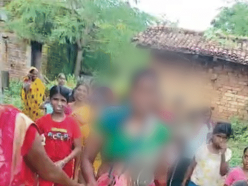 गिरिडीह में महिला को चप्पल की माला पहना घुमाया:  चोरी के आरोप में महिला के बाल भी काटे, 3 महिलाओं को पुलिस ने लिया हिरासत में – Giridih News
