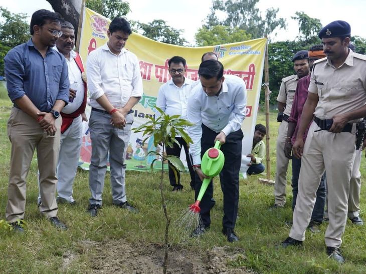 मधुबनी में ‘एक पेड़ माँ के नाम’ अभियान की शुरुआत:  डीएम ने पौधारोपण किया , छात्राओं को पर्यावरण संरक्षण की सीख दी – Madhubani News